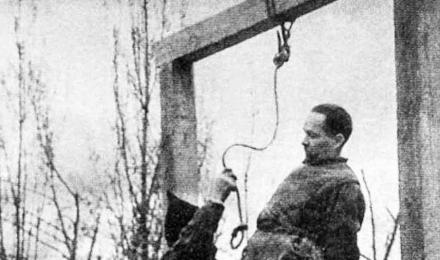 Μία εικόνα 1000 λέξεις: Ο απαγχονισμός του Ρούντολφ Ες