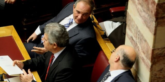 Η σιωπή της Συγγρού για την επίθεση Βενιζέλου κατά Καραμανλή προκαλεί αντιδράσεις