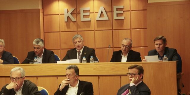 Πόλεμος για την ΠΝΠ. Εφαρμόστε λέει η κυβέρνηση, αρνούνται οι δήμοι