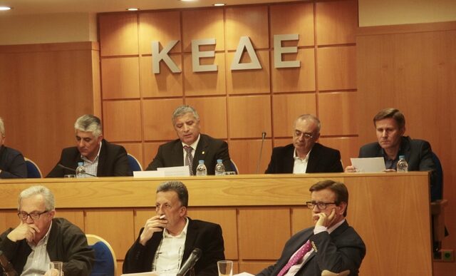 Πόλεμος για την ΠΝΠ. Εφαρμόστε λέει η κυβέρνηση, αρνούνται οι δήμοι