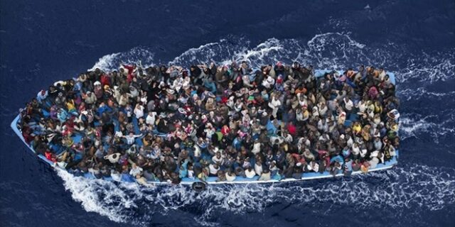 Διακινητές στη Μεσόγειο στοιβάζουν τραυματίες με εγκαύματα σε σκάφος, όπου βρέθηκε και η σoρός μιας γυναίκας