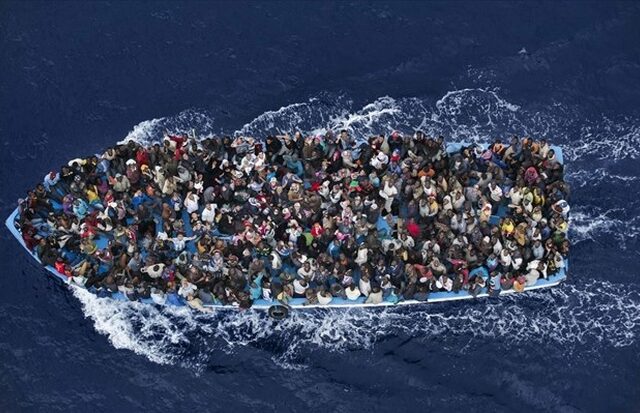 Διακινητές στη Μεσόγειο στοιβάζουν τραυματίες με εγκαύματα σε σκάφος, όπου βρέθηκε και η σoρός μιας γυναίκας