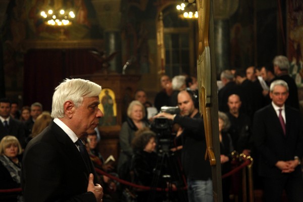 Βίντεο: Ως απλός πολίτης παρακολούθησε τα 12 ευαγγέλια ο Προκόπης Παυλόπουλος