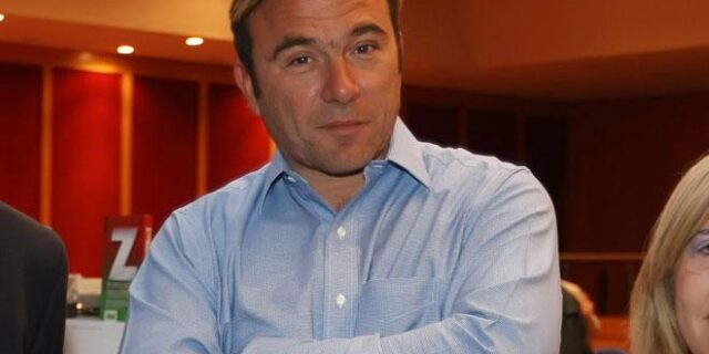 Ο Πέτρος Κόκκαλης παρουσιαστής εκπομπής. Πού και πότε ξεκινάει