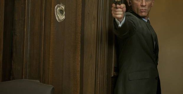 James Bond αλά Chuck Norris. Γιατί θα έπρεπε να ήταν ήδη νεκρός