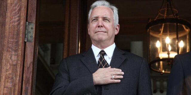 Στο Μαξίμου ο Πιρς, την ώρα που οι ΗΠΑ ‘βράζουν’ για την υπόθεση Ξηρού