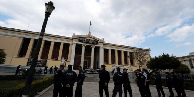 Βλέποντας και κάνοντας, ενώ η χώρα καταρρέει