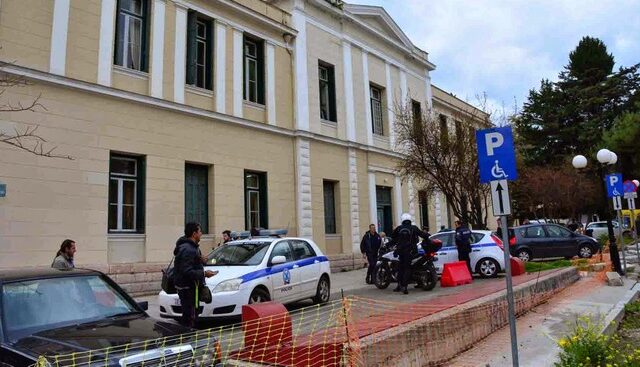 Ναύπλιο: Αστυνομικοί τραυματίζονται από ομάδα Ρομά, έξω από τα δικαστήρια της πόλης