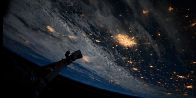 Ο Scott Kelly θα μείνει έναν χρόνο στο διάστημα και ήδη έχει την καλύτερη θέα