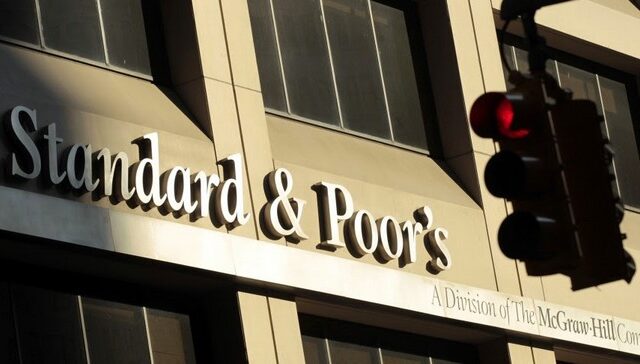 Μετά τον Σόιμπλε, οι οίκοι αξιολόγησης. H Standard and Poor’s υποβάθμισε την ελληνική οικονομία