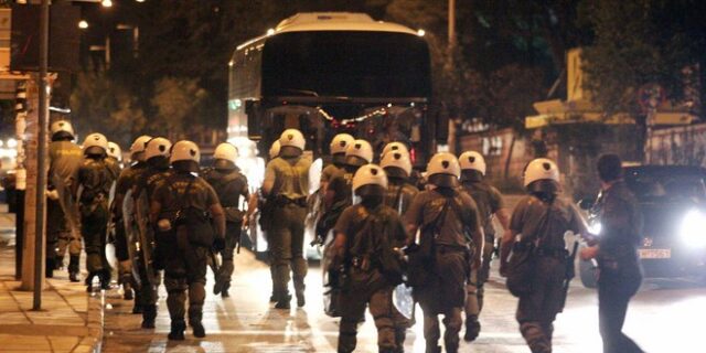Βόμβες μολότοφ και μαχαιρώματα μεταξύ οπαδών του Άρη και του ΠΑΟΚ σε νυχτερινό κέντρο διασκέδασης