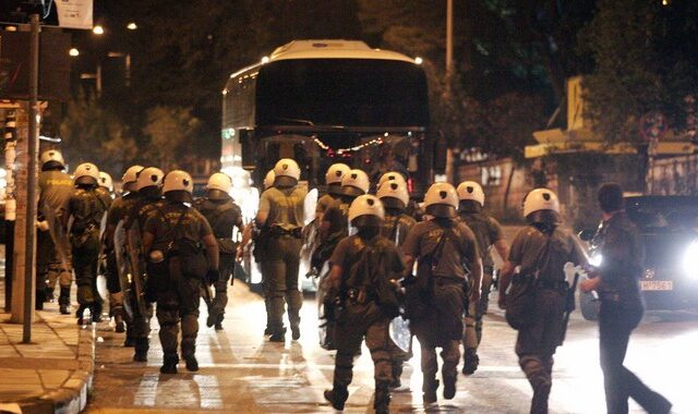 Βόμβες μολότοφ και μαχαιρώματα μεταξύ οπαδών του Άρη και του ΠΑΟΚ σε νυχτερινό κέντρο διασκέδασης
