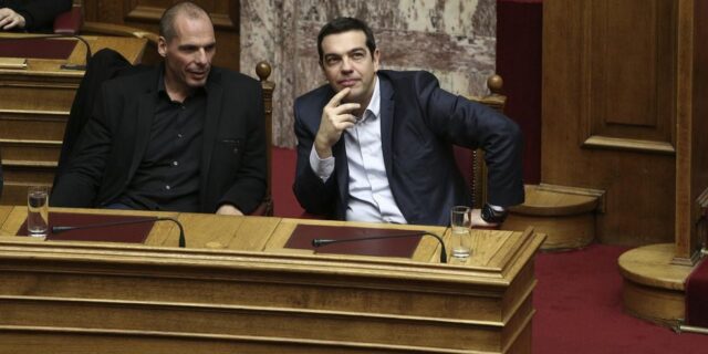 Ο Τσίπρας στηρίζει Βαρουφάκη και συγκροτεί πολιτική ομάδα διαπραγμάτευσης. Ποιοι αναλαμβάνουν ρόλους κλειδιά