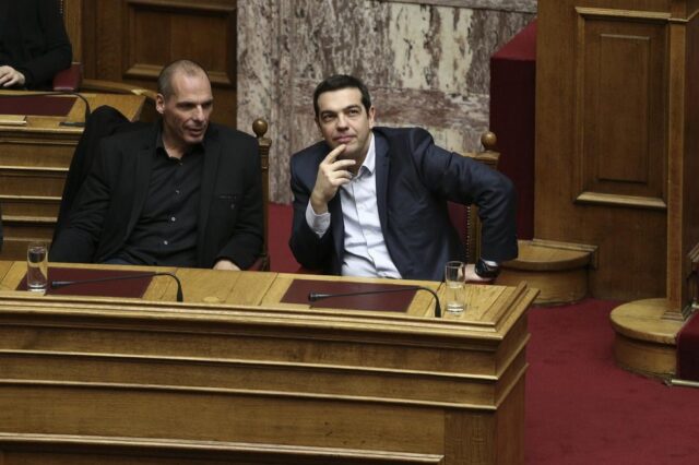 Ο Τσίπρας στηρίζει Βαρουφάκη και συγκροτεί πολιτική ομάδα διαπραγμάτευσης. Ποιοι αναλαμβάνουν ρόλους κλειδιά