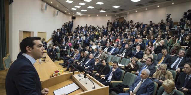 Φοιτητής από το Κιργιστάν αφήνει άφωνο τον Τσίπρα, μιλώντας του στα ελληνικά. ‘Κέρδισε’ θέση στο προξενείο