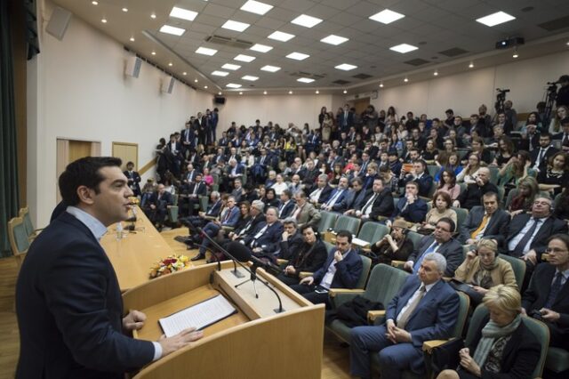 Φοιτητής από το Κιργιστάν αφήνει άφωνο τον Τσίπρα, μιλώντας του στα ελληνικά. ‘Κέρδισε’ θέση στο προξενείο