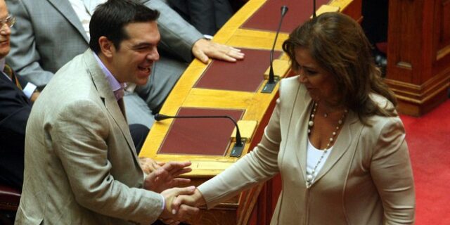 “Αγαπητή Ντόρα…”. Θετικός ο Τσίπρας για την Επιτροπή Σοφών