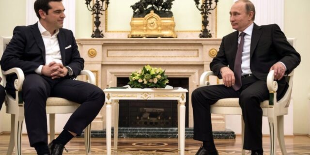 Θετικές αντιδράσεις αλλά και ‘καρφιά’ από την αντιπολίτευση για την επίσκεψη Τσίπρα στη Μόσχα