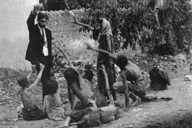 Μια εικόνα 1000 λέξεις: Ο Τούρκος και οι σκελετωμένοι Αρμένιοι