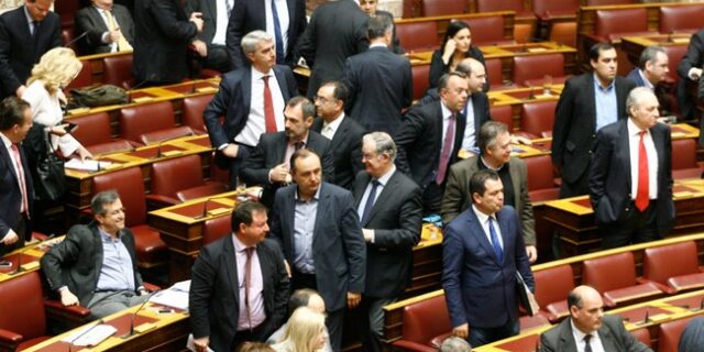 Πανδαιμόνιο από ύβρεις και παρ’ ολίγον ξύλο. Η δήλωση Βούτση που άναψε φωτιές