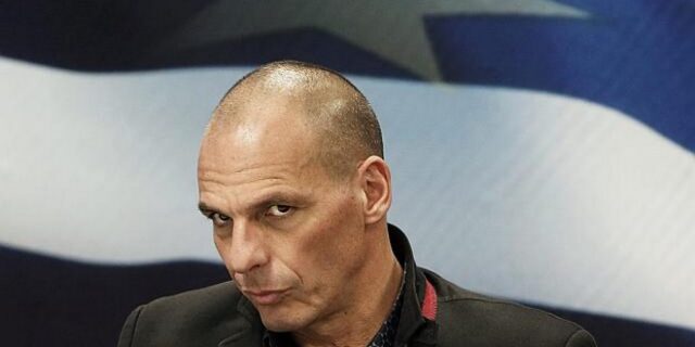 Όλοι μαζί και ο Βαρουφάκης χώρια. Την ώρα που οι άλλοι υπουργοί έτρωγαν, αυτός περιπλανιόταν μόνος του