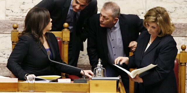 Ειρωνεία Μητσοτάκη: Το περιοδικό της Βουλής να μετονομαστεί Ζωή και Ευρωζωή