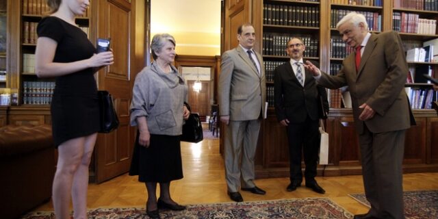 Ένα μοντέλο για τον Πρόεδρο. Η ξανθιά που εντυπωσίασε τον Παυλόπουλο