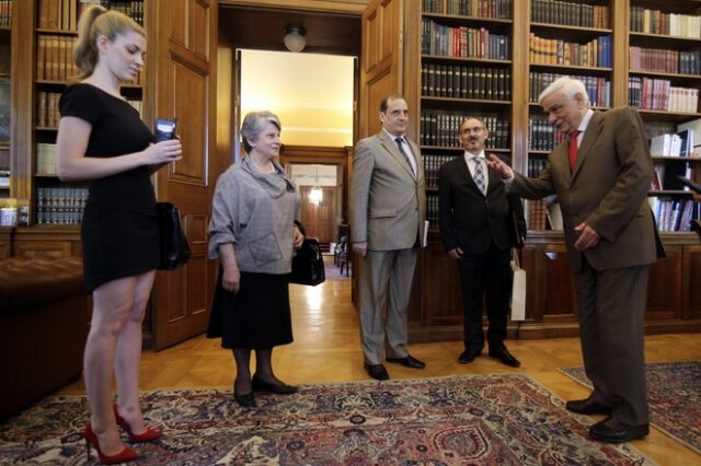 Ένα μοντέλο για τον Πρόεδρο. Η ξανθιά που εντυπωσίασε τον Παυλόπουλο