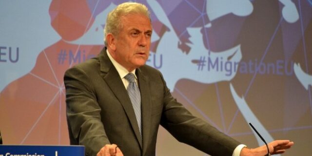 Η Κομισιόν υιοθετεί την πρόταση Αβραμόπουλου για έκτακτο μηχανισμό μετεγκατάστασης προσφύγων
