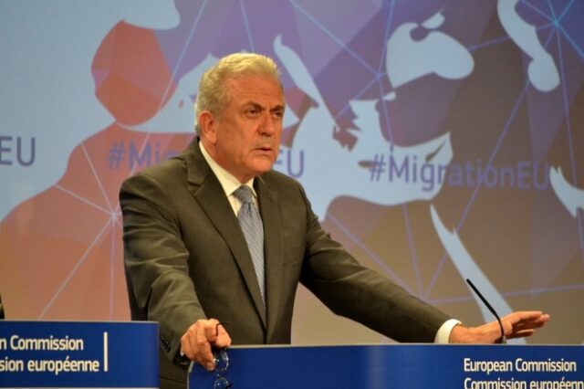 Η Κομισιόν υιοθετεί την πρόταση Αβραμόπουλου για έκτακτο μηχανισμό μετεγκατάστασης προσφύγων