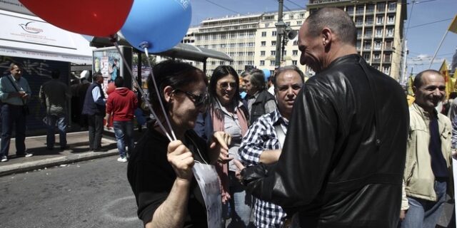 Ο Βαρουφάκης στην πορεία της Πρωτομαγιάς. Το μήνυμα Τσίπρα και οι γραμμές που παραμένουν ‘κόκκινες’