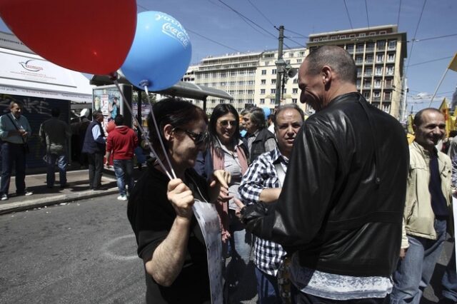 Ο Βαρουφάκης στην πορεία της Πρωτομαγιάς. Το μήνυμα Τσίπρα και οι γραμμές που παραμένουν ‘κόκκινες’