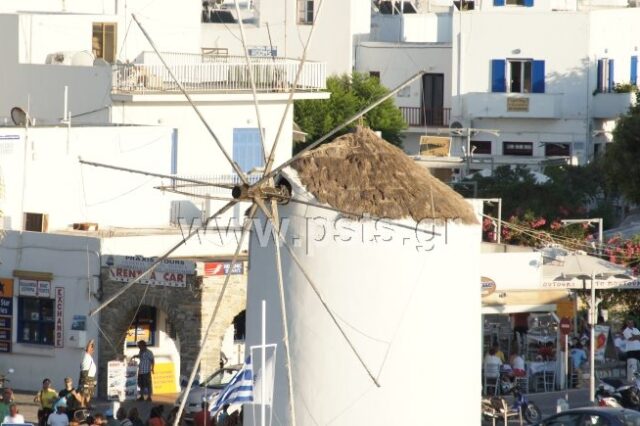 Βούτηξε στη θάλασσα ενώ το πλοίο προσέγγιζε στο λιμάνι της Πάρου