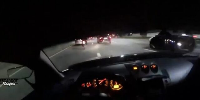 Ο πιο ηλίθιος οδηγός του αιώνα. Κάνει σφήνες ανάμεσα σε οχήματα με 200χλμ/ώρα
