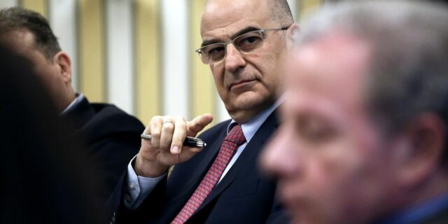 Μετά τη Ντόρα, ο Δένδιας κι από εδώ πάνε κι άλλοι