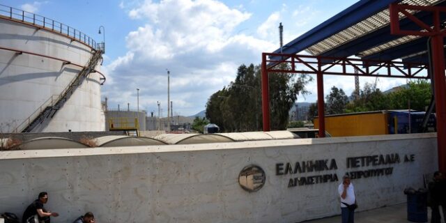 Εξηγήσεις για την φωτιά στα ΕΛΠΕ, ζητάει η περιφέρεια Αττικής