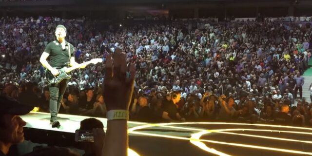 U2: Ο Edge τρώει επική τούμπα και ο Bono συνεχίζει να τραγουδάει