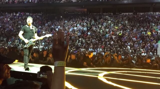 U2: Ο Edge τρώει επική τούμπα και ο Bono συνεχίζει να τραγουδάει