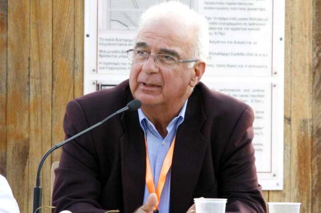 Πανελλήνιες 2015: Ποιος είναι ο Βασίλης Λαμπρινουδάκης και τι σχολιάζει για το εξεταζόμενο απόσπασμα από το “Διάζωμα”