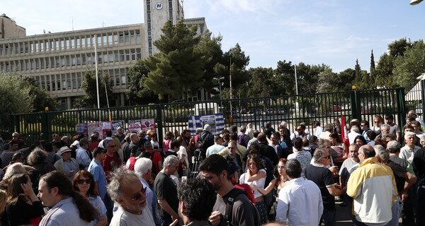 Πρώην εργαζόμενοι της ΕΡΤ μπήκαν στο Ραδιομέγαρο