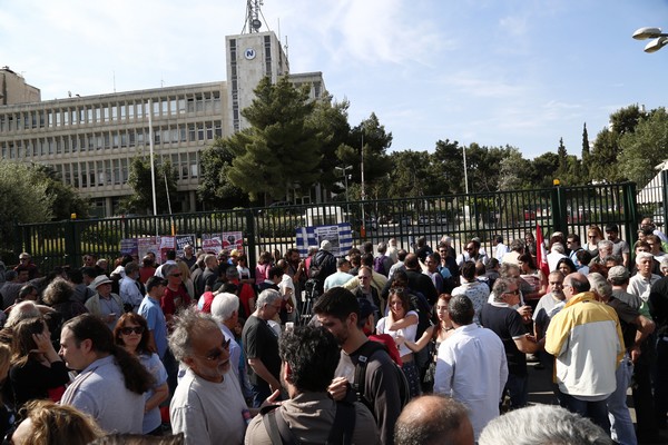 Πρώην εργαζόμενοι της ΕΡΤ μπήκαν στο Ραδιομέγαρο