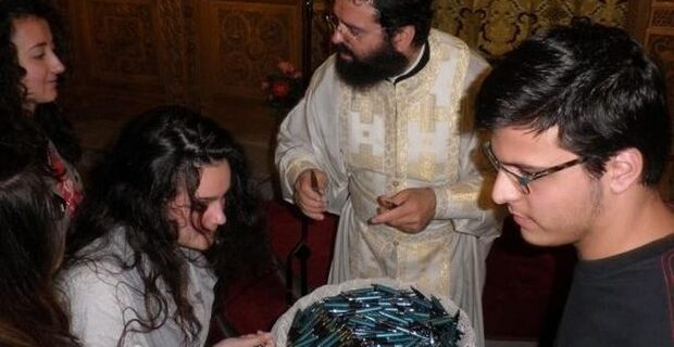 Πανελλήνιες 2015: Ευλογημένα στυλό με χαραγμένο το ‘ο Θεός μαζί σου’ από τον Μητροπολίτη Μαρωνείας