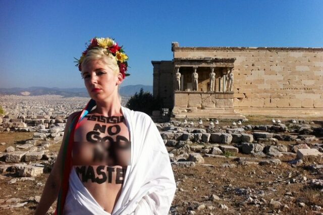 Γυμνόστηθη FEMEN πόζαρε με θέα την Ακρόπολη
