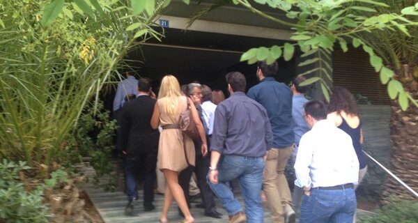 Ευχές στον Καραμανλή. Το βιβλίο όλο νόημα που του έκανε δώρο ο Χαρακόπουλος