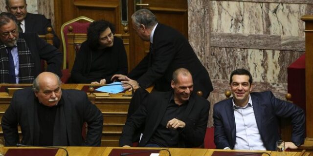 Ενδιάμεσες λύσεις τέλος. Η κυβέρνηση πάει για συμφωνία-πακέτο μέσα στο Μάιο