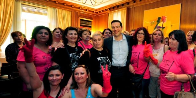 Συνάντηση του πρωθυπουργού με τις καθαρίστριες του υπουργείου Οικονομικών
