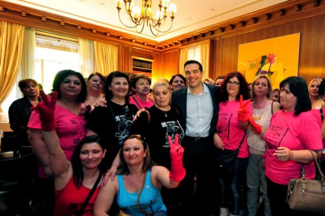 Συνάντηση του πρωθυπουργού με τις καθαρίστριες του υπουργείου Οικονομικών