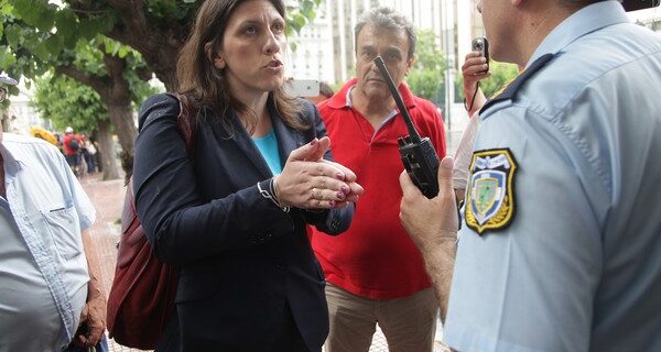 H Κωνσταντοπούλου τα έβαλε με δημοσιογράφους για το περιστατικό με την Αστυνομία