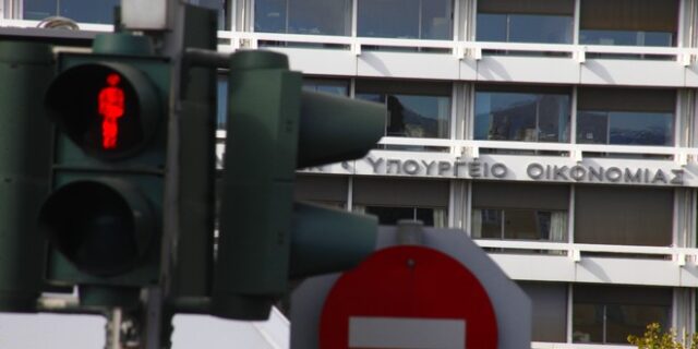 Μείωσαν κατά 2 δισ. τις δαπάνες για να υπάρξει πρωτογενές πλεόνασμα