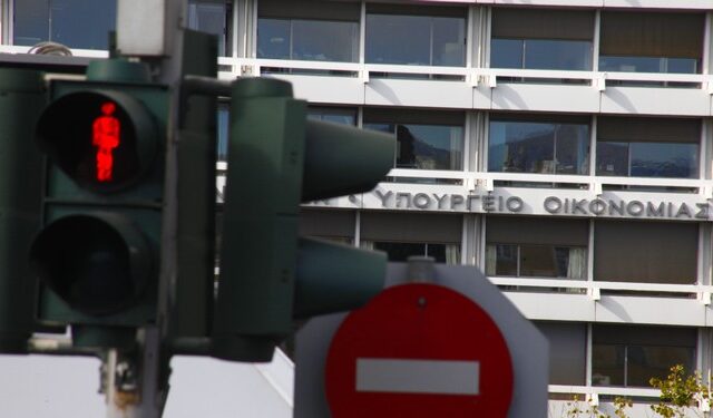 Μείωσαν κατά 2 δισ. τις δαπάνες για να υπάρξει πρωτογενές πλεόνασμα